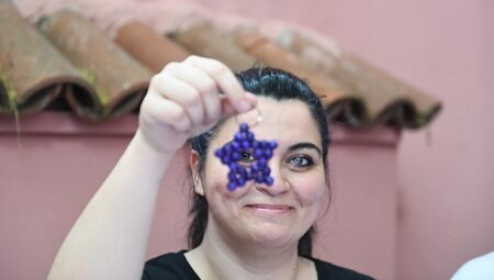 Osmangazili kadınlar hemcinsleri için hediye anahtarlık üretiyor