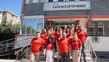 Vodafone gönüllüleri, Elazığ’da iyiliğin yanında durdu