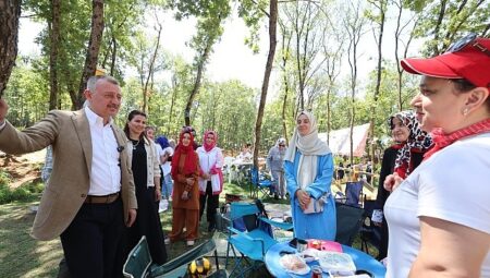 Başkan Büyükakın, Gebze’de annelerin pikniğine katıldı