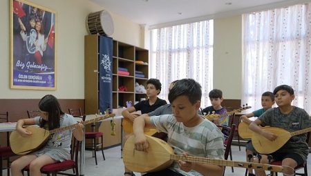 Başkan Çerçioğlu’ndan Gençlere Kültürel Destek: Yaz Kurslarıyla Bağlama Öğreniyorlar