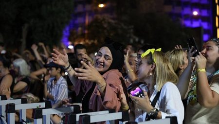 Başkan Çerçioğlu’ndan Kuşadası’nda Müzik Dolu Gece