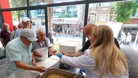 Başkan Ovalıoğlu Dev Kazanda Aşure Kaynattı