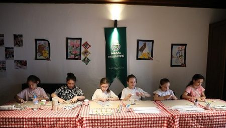 Çocuklar Sanat Atölyelerinde Hem Eğleniyor Hem Öğreniyor