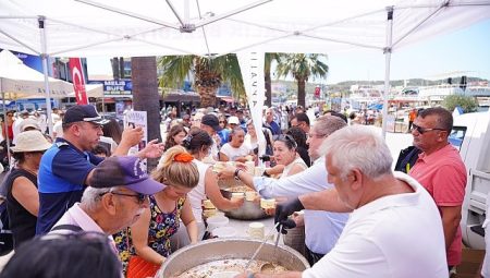 Cumhuriyet Meydanı’nda Aşure Bereketi: Binlerce Kişiye Aşure İkramı