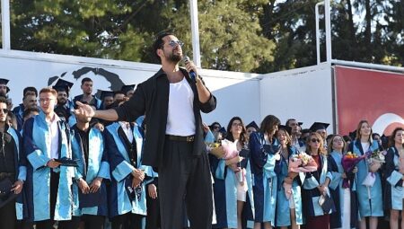 EÜ İletişim Fakültesinde mezuniyet coşkusu