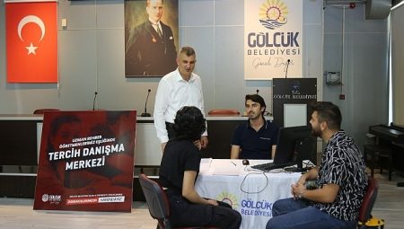 Gölcük Belediyesi Üniversite Tercihleri İçin Yine Öğrencilerin Yanında
