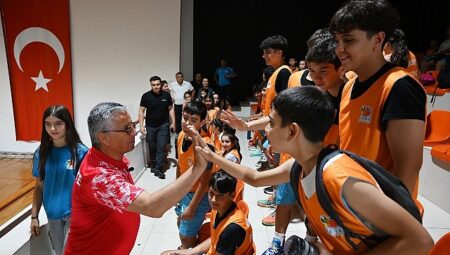 Kemer Belediyesi ücretsiz basketbol ve voleybol kursları başladı