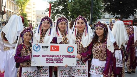 Kocaeli’de 2. Balkan Halk Oyunları rüzgârı esti