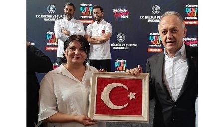 Atölyemizde Dokuduğumuz Türk Bayrağını Hediye Ettik