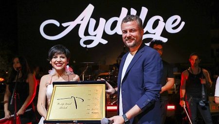 Buca’da Zafer Bayramı coşkusu Aydilge konseri ile taçlandı