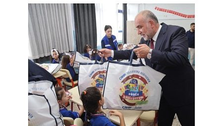 Canik Belediyesi’nden Çanta ve Kırtasiye Desteği