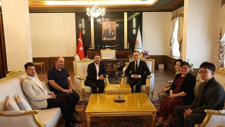 Çin Halk Cumhuriyeti Büyükelçisi Xuebin, Belediye Başkanı Arı’yı Ziyaret Etti