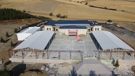 15 Yeni Esere Görkemli Açılış