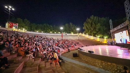 Bucalı çocuklar Başkan Görkem Dumanla film izledi