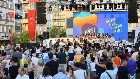 EFEST 2025 renkli görüntülerle başladı