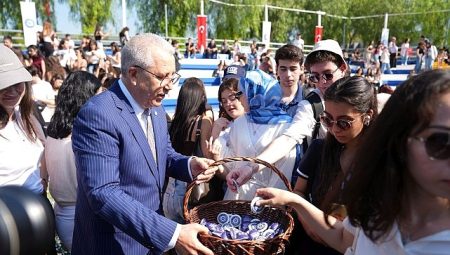 Ege Üniversitesi yeni öğrencilerine şenlikle “Merhaba” dedi