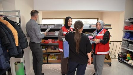 İhtiyaç sahibi öğrencilere kırtasiye yardımı