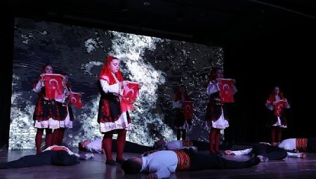 İnegöl’ün Kurtuluşunun 103 Yıllık Hikayesi Sahnede Sergilendi