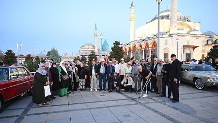 Konya Büyükşehir’den Huzurevi’ndeki Büyüklerimize Klasik Araçlar ve Açık Hava Sinemasıyla Nostaljik Sürpriz
