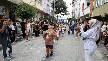 Küçükçekmece’de Binlerce Çocuk ‘Sokakta Oyun Var’ ile Yaz Tatilinin Tadını Çıkarttı