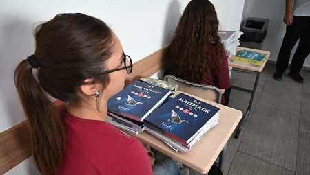Kurs öğrencilerine ücretsiz kitapları dağıtıldı