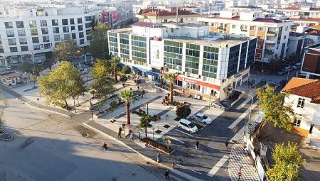 Menderes’in Sanatçı Muhtarı Sahnede