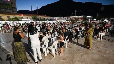 Minik öğrencilere açık havada sinema keyfi