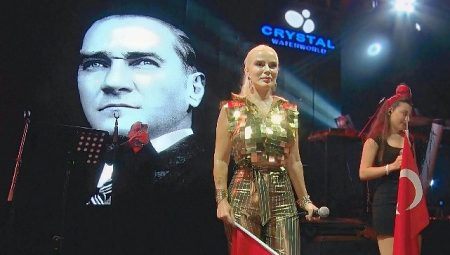 Ömür Gedik konserinde 4 bin Türk bayrağı dağıtıldı