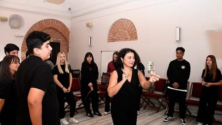 Osmangazi Belediyesi okutarak öğretiyor