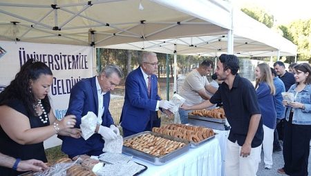 Rektör Prof. Dr. Budak’tan öğrencilere “boyozlu” karşılama