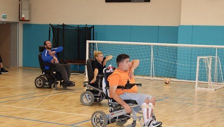 Tekerlekli sandalyeli zeybek ekibi sahneye çıkıyor