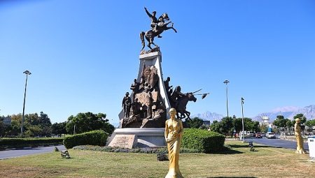Venüs heykelleri kenti süslemeye başladı