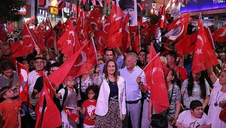 Yılmaz Özdil ve Korcan Karar Karşıyaka’da!