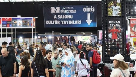 Antalya’da kitap şöleni yaşanıyor