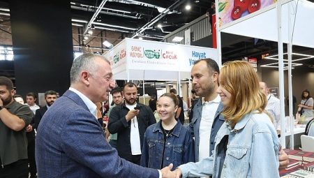 Başkan Büyükakın fuarı gezdi kitap severler ile sohbet etti