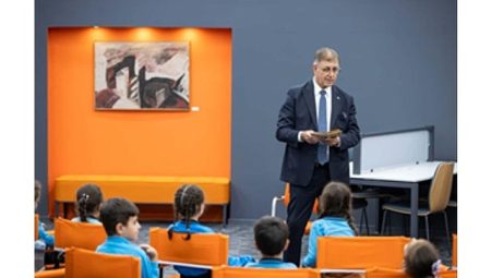 Başkan Tugay kütüphanede çocuklara hikaye okudu