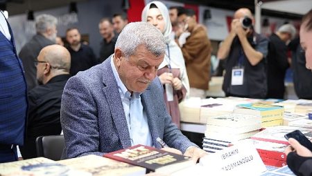 Karaosmanoğlu, Kitap Fuarı’nda kitabını imzaladı