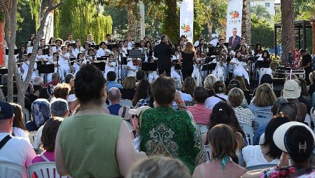Kemer’de sokak hayvanları yararına üçüncü konser