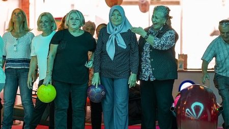 Maltepe’de Yaşlılar Günü’nde Bowlingle Eğlendiler