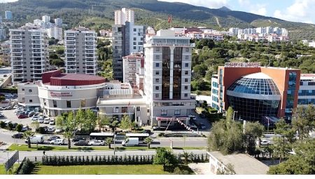 Narlıdere Belediyesi’nden minik öğrencilere çanta ve kırtasiye desteği