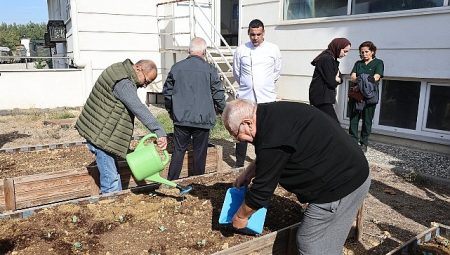 Nilüfer’de yaşlıların ellerinden toprağa can suyu