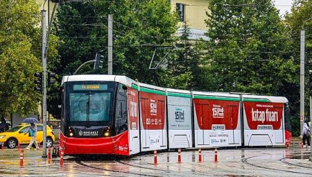 Tramvaylar Kitap Fuarı’na özel giydirildi