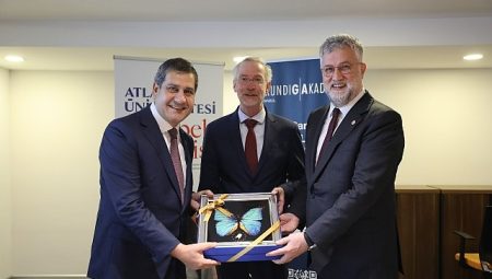 Üniversite, mesleki eğitim ve profesyonel gelişim için imzalar atıldı