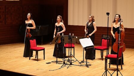 Türk bestecilerinin eserleri ayakta alkışlandı