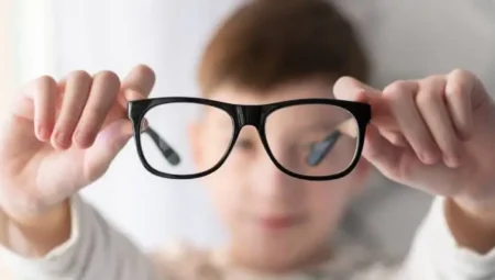 2050’de Her İki Kişiden Biri Miyop Olabilir: Sebebi Telefon Değil!