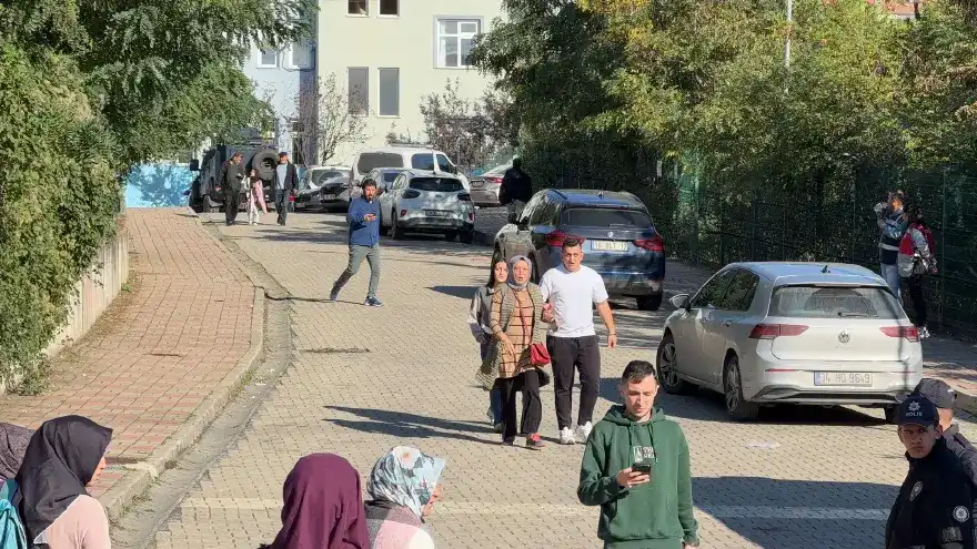 Basaksehirde-ortaokulda-bicakli-saldiri