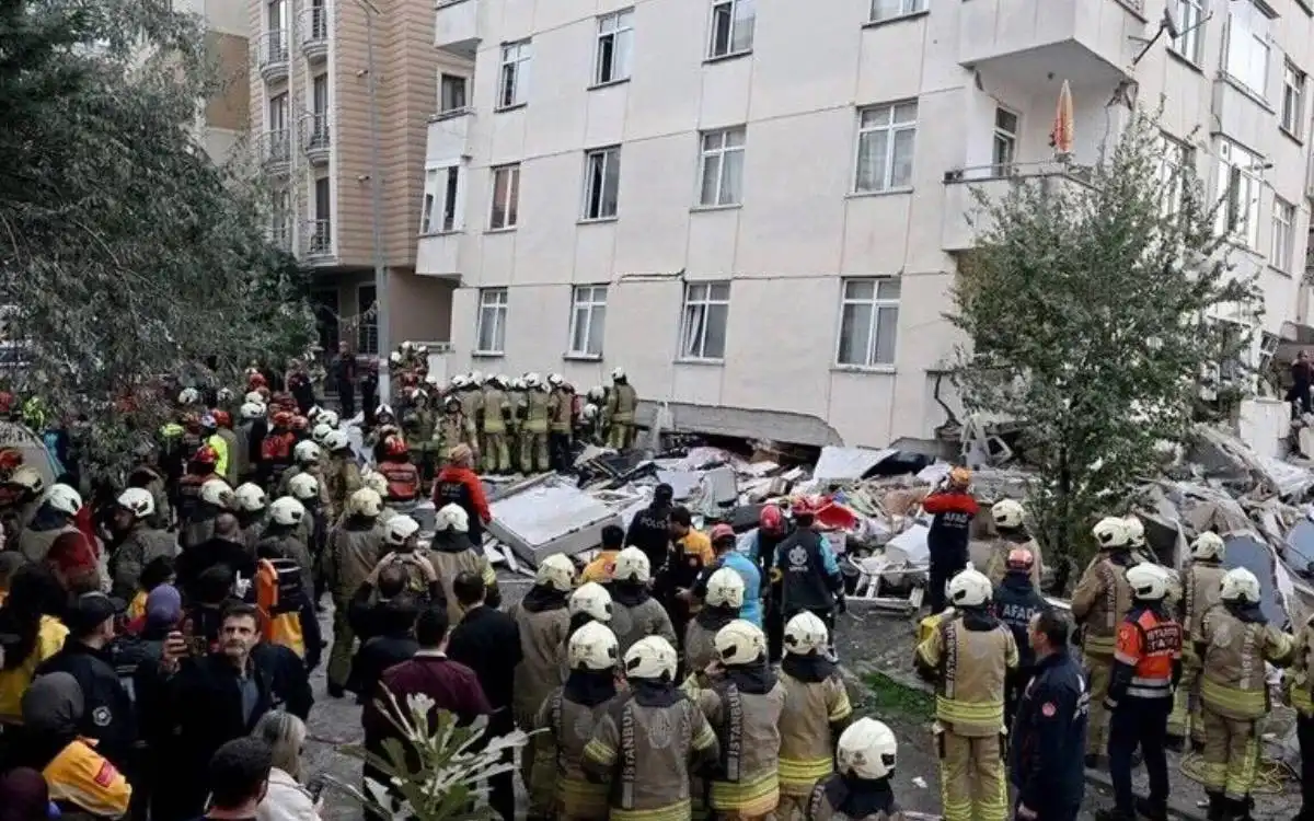 İstanbul Maltepe'de yedi katlı bir binanın üç katı çöktü. Olayda 2 kişi hayatını kaybederken, 10 kişi kurtarıldı ve arama çalışmaları sürüyor. – binanın 3 katı çöktü