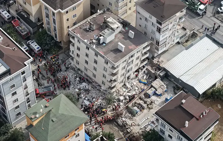 Maltepe'de 7 katlı binanın çökmesi sonucu 5 kişi hayatını kaybederken, enkazdan alınan beton örneklerinin arasından deniz kabuğu çıktı. – çöken bina