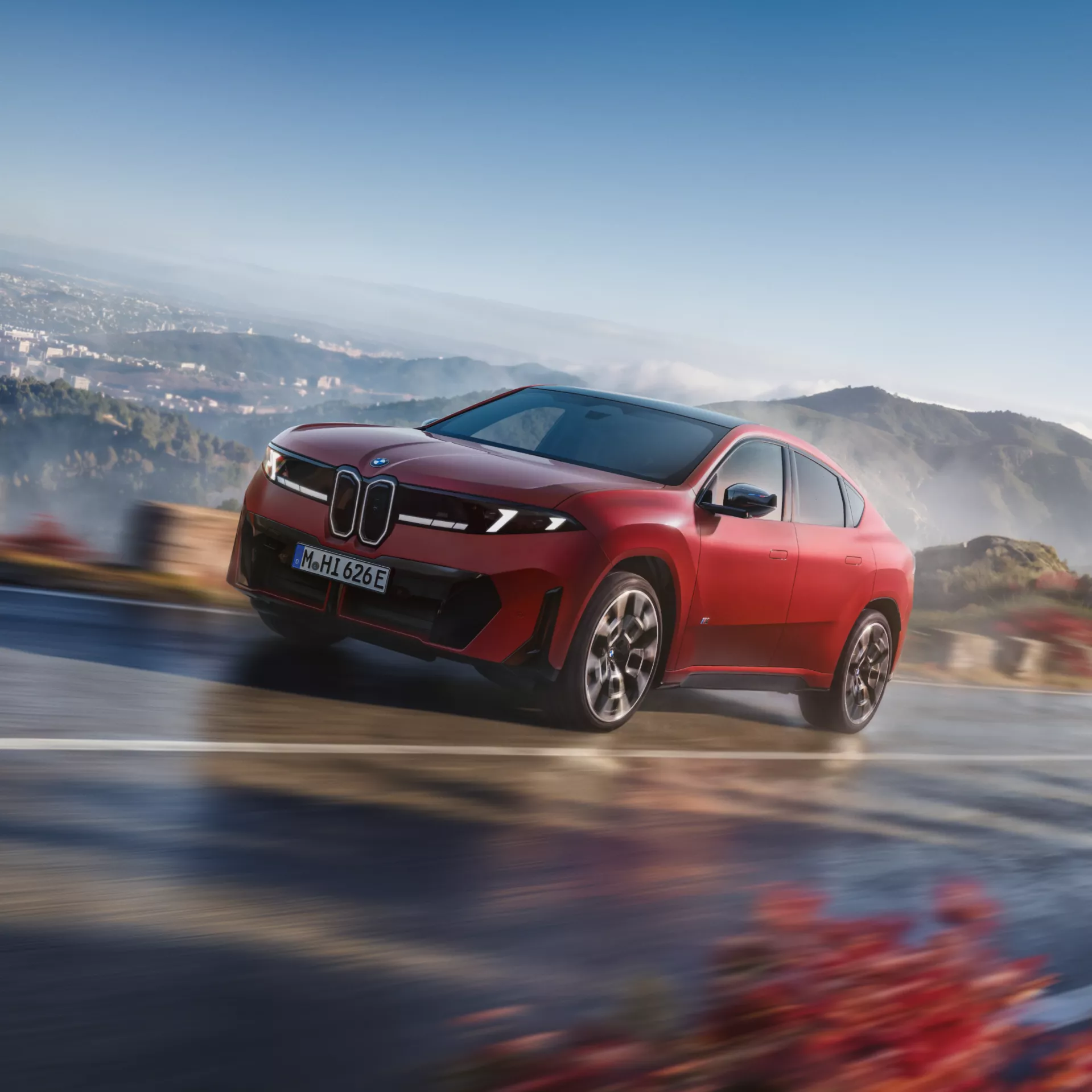 BMW'nin yeni elektrikli coupe-SUV modeli iX4 tanıtıldı. Araç, 828 km menzil, 603 beygir güç ve hızlı şarj desteğiyle dikkat çekiyor. – elektrikli BMW iX4