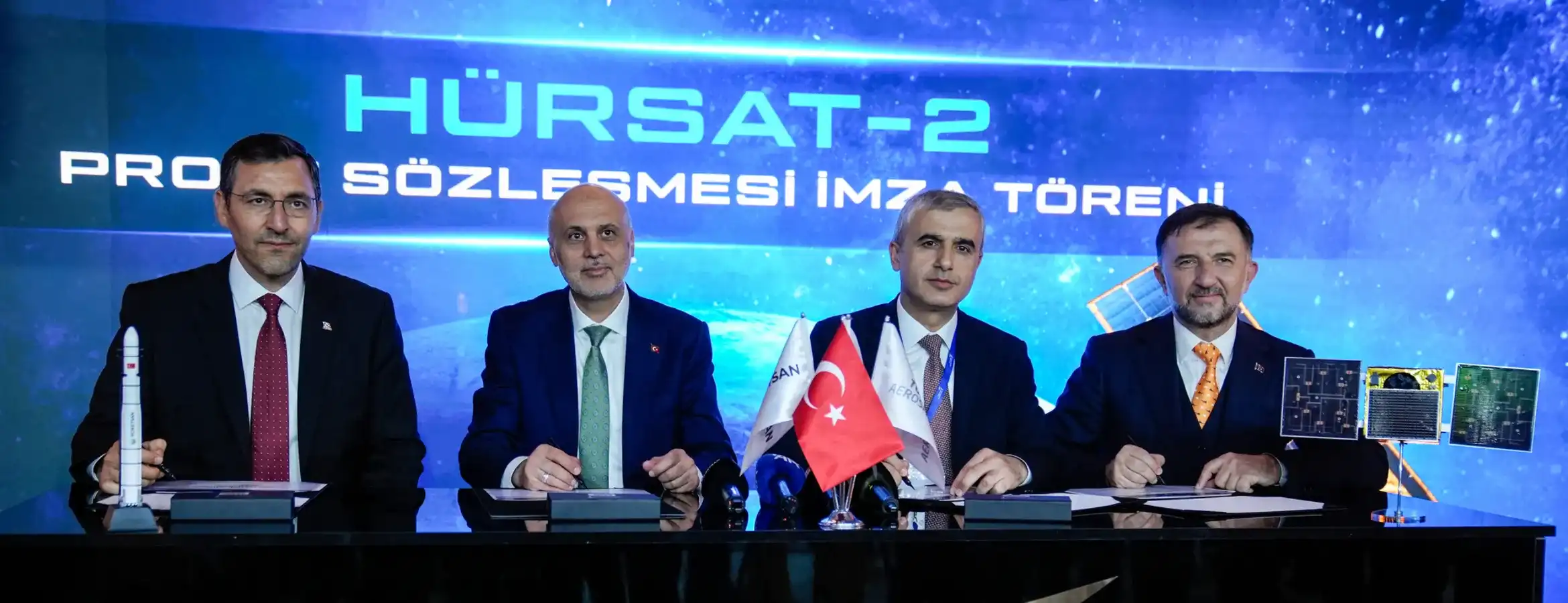 TUSAŞ ve ROKETSAN, Türkiye'nin seri üretime uygun ilk uydu ailesi HÜRSAT'ın ikinci projesi için Antalya'da düzenlenen kongrede sözleşme imzaladı. – HÜRSAT-2